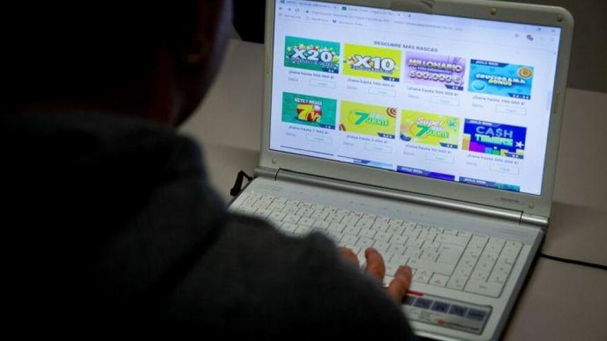 Una persona, en una web de apuestas online.