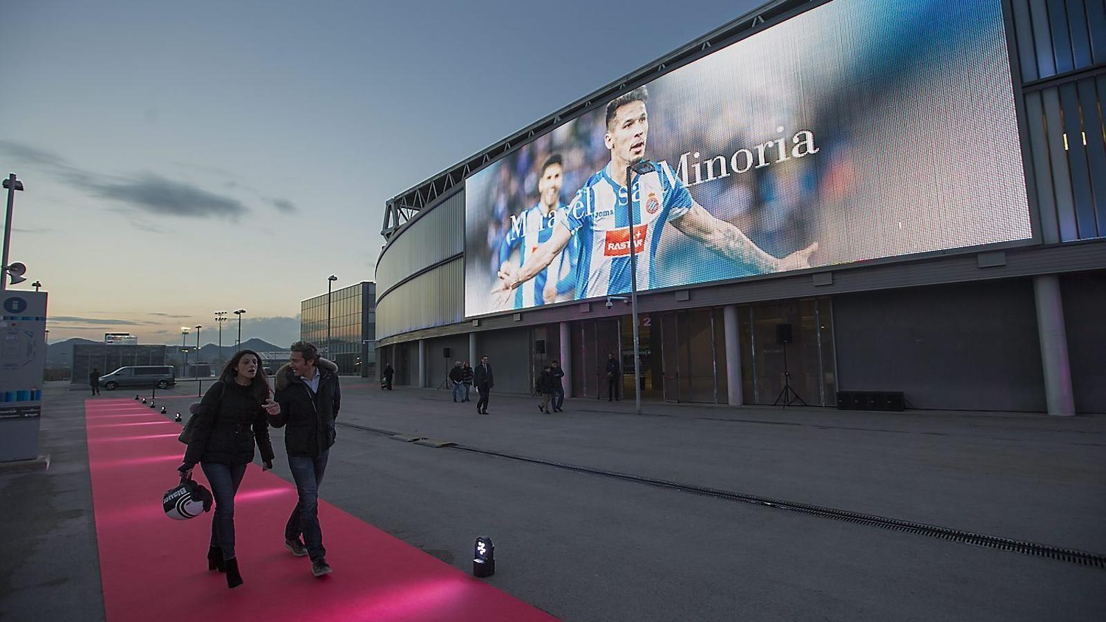 L’Espanyol va presentar ahir una nova pantalla led que penja d’una de les façanes de l’estadi.